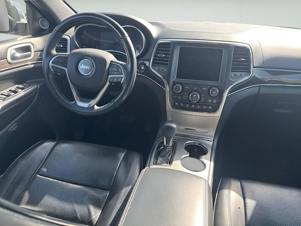 Used 2018 Ivory 3-Coat Jeep Overland image 19