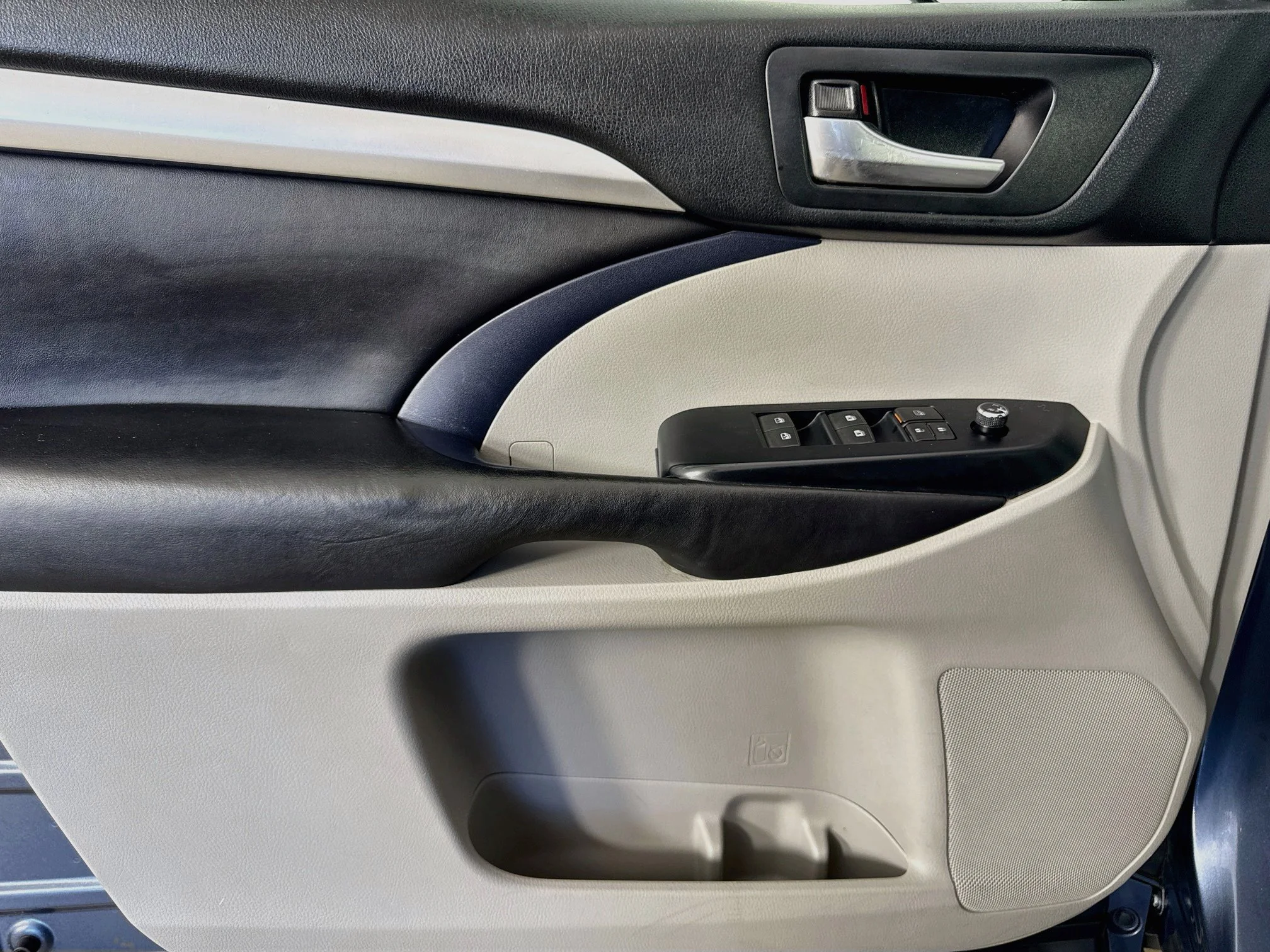 Used 2018 Blue Toyota SE image 19