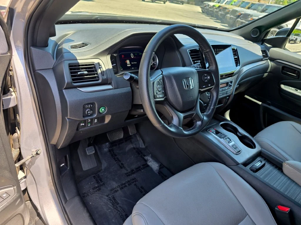 Used 2023 Silver Honda EX-L image 27