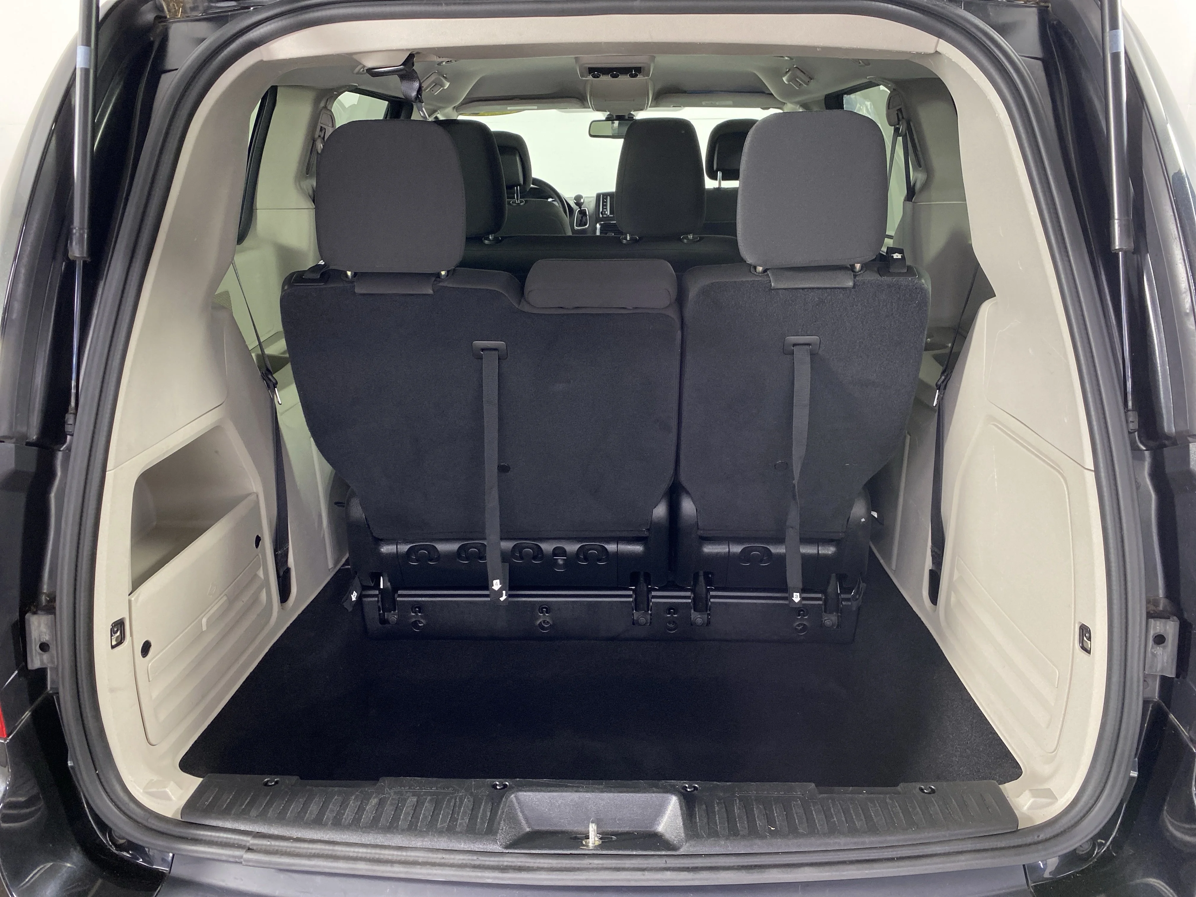 Used 2019 Black Onyx Crystal Pearlcoat Dodge SE image 32