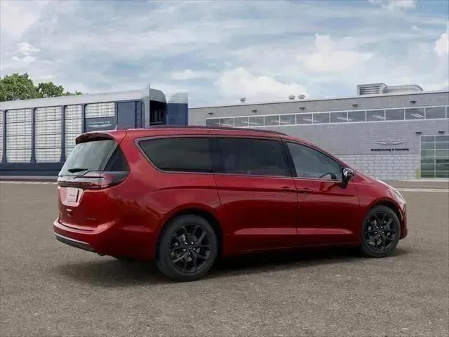 New 2027 Red Hot Pearl-Coat Exterior Paint Chrysler Limited image 14