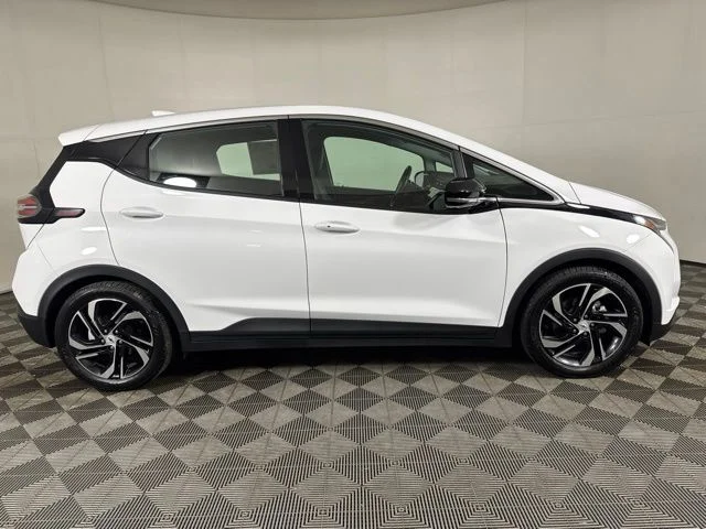 Used 2023 Summit White Chevrolet 2LT image 2