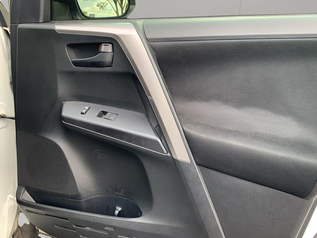 2017 Toyota RAV4 LE - Photo 33