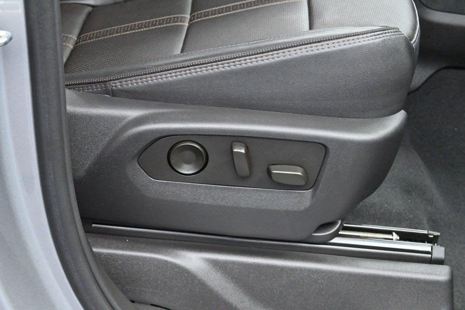 Used 2023 STERLING GRAY METALLIC Chevrolet High Country image 31