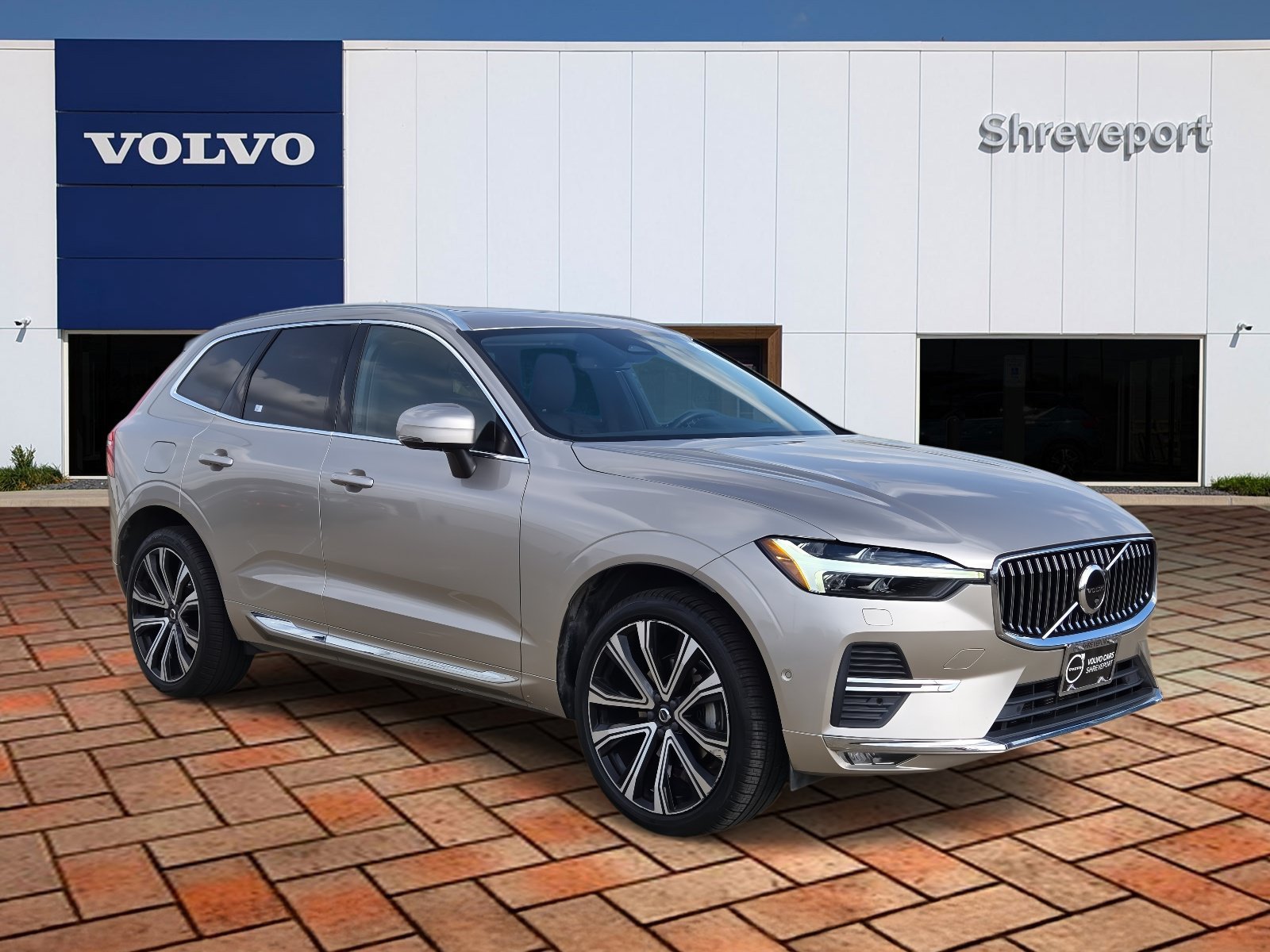 Used 2023 Silver Dawn Metallic Volvo Ultimate Bright Theme image 4