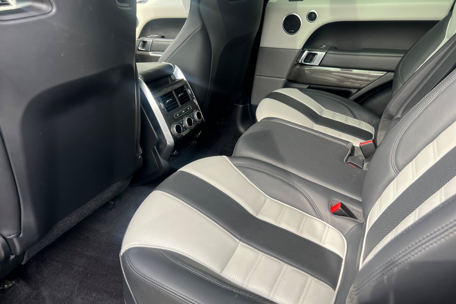 Used 2017 Borealis Black Metallic Land Rover SVR image 4