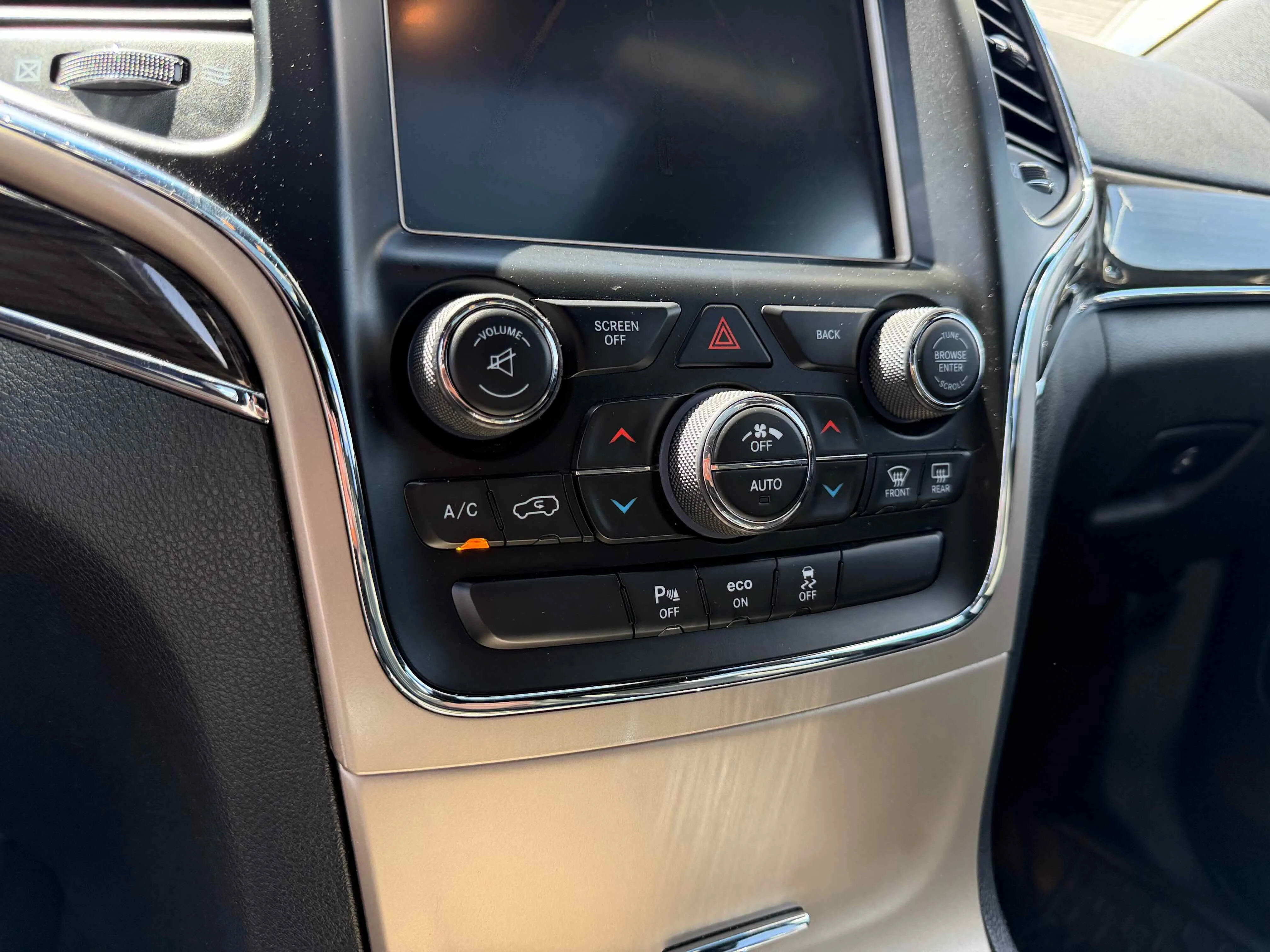 Used 2015 Bright White Clearcoat Jeep Overland image 22
