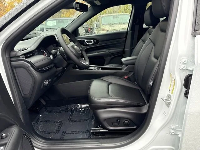 New 2026 Bright White Clear-Coat Exterior Paint Jeep Limited image 14