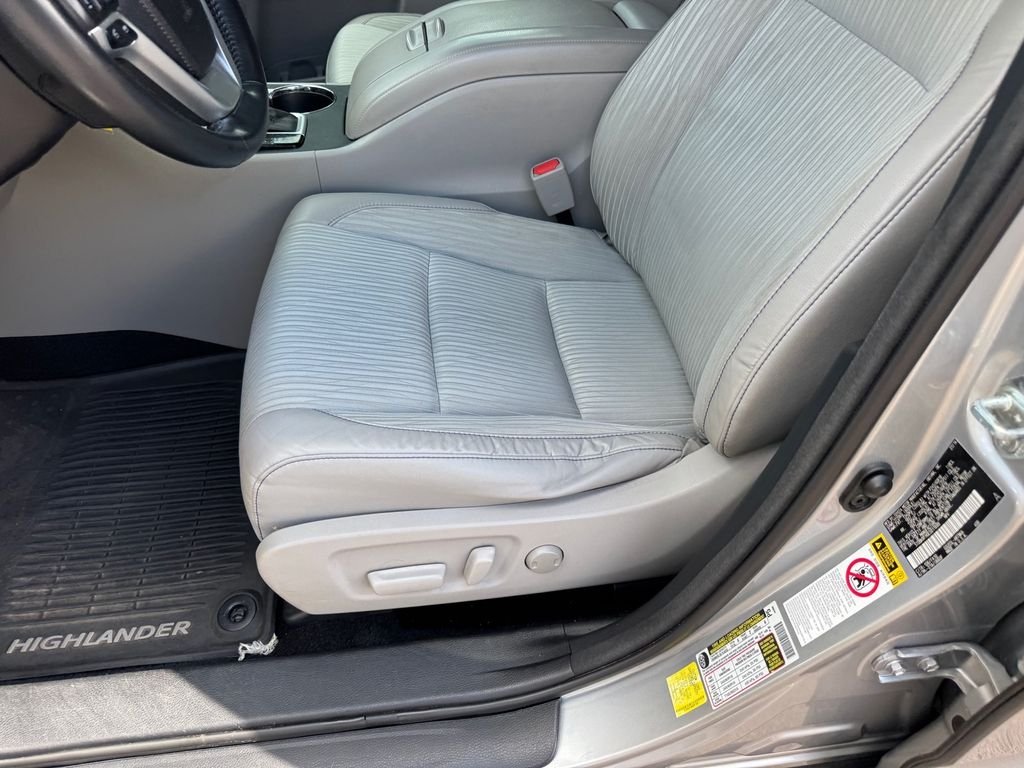 Used 2014 Silver Toyota LE Plus V6 image 6