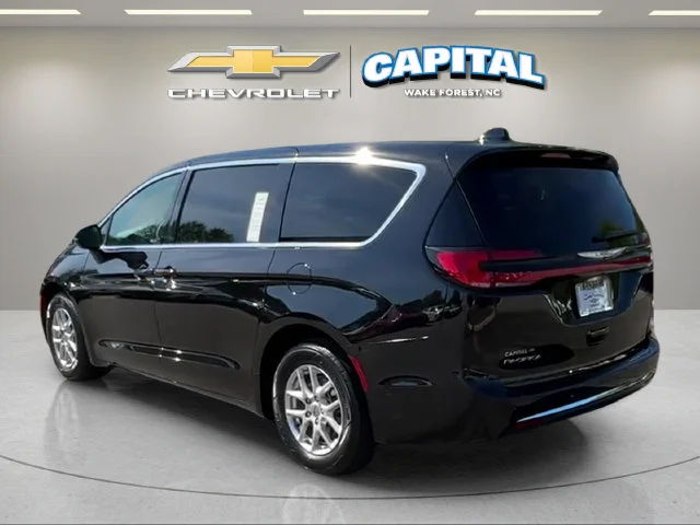 Used 2025 Black Chrysler Select image 3