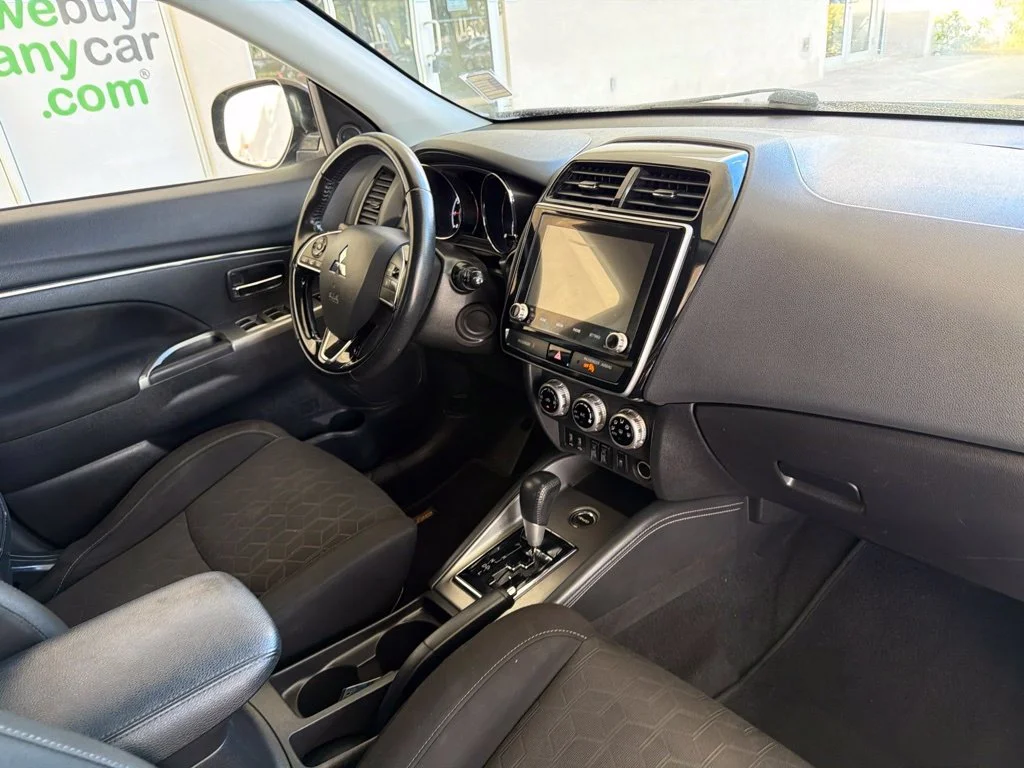 Used 2020 Black Mitsubishi  image 15