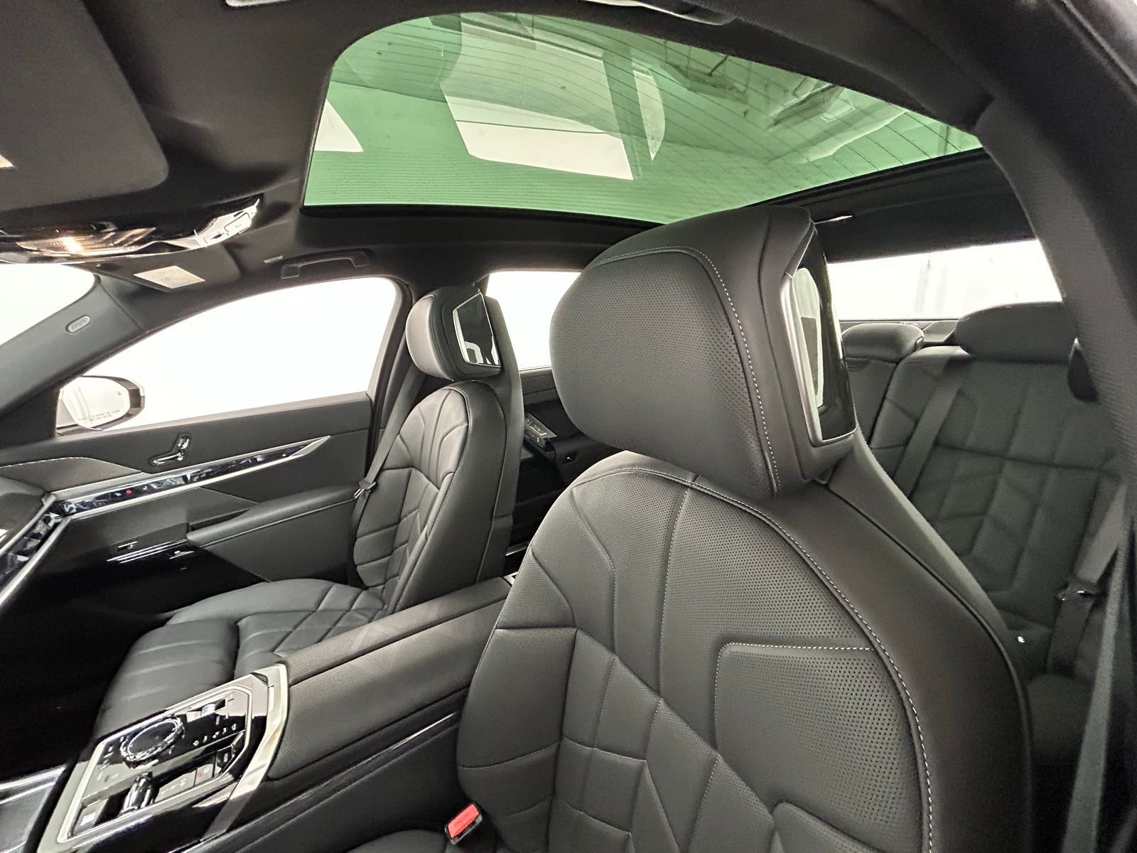 New 2026 Mineral White Metallic BMW 750e xDrive image 28