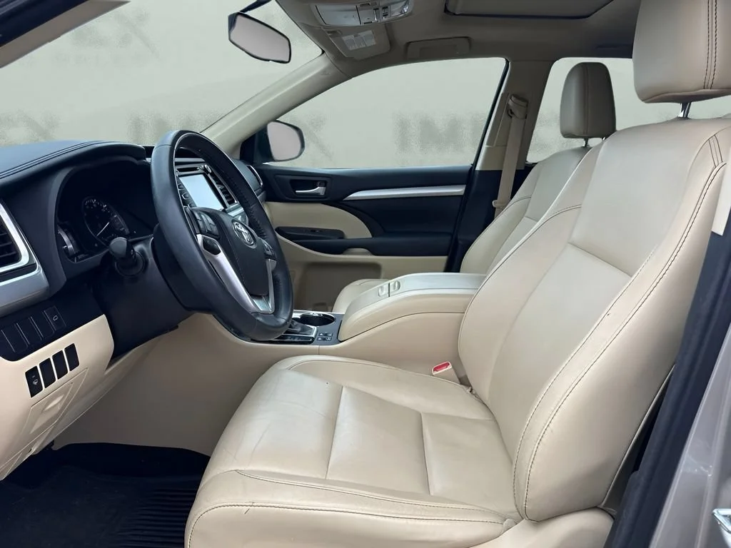 Used 2016  Toyota XLE image 9