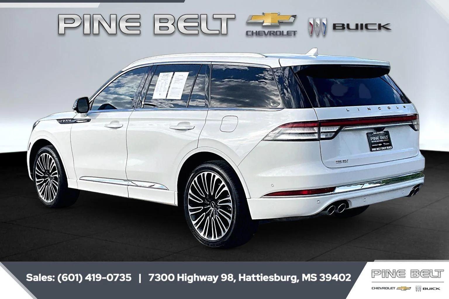 Used 2023 Pristine White Metallic Tri-Coat Lincoln Black Label image 2