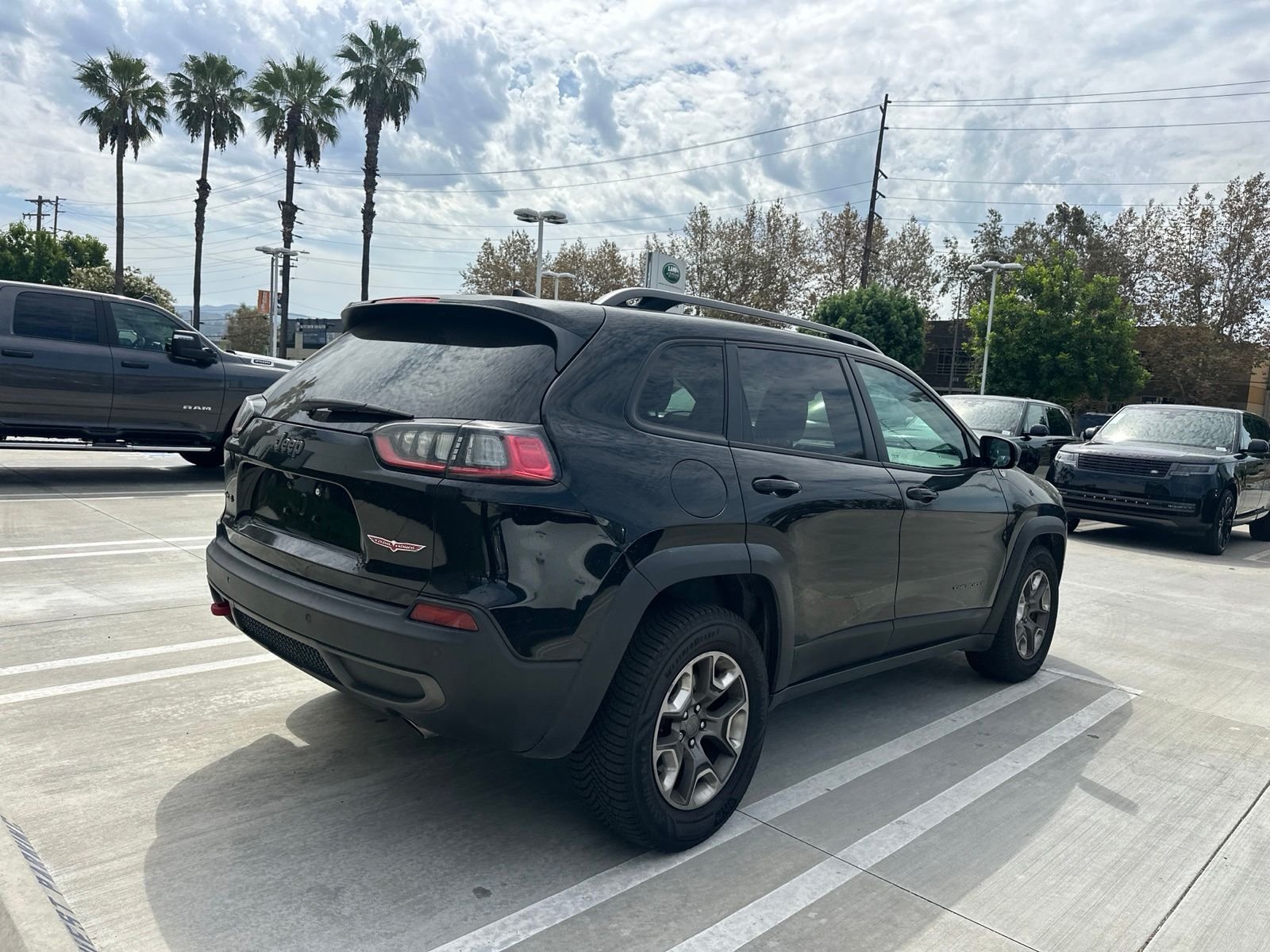 Used 2019 Diamond Black Crystal Pearlcoat Jeep Trailhawk image 3