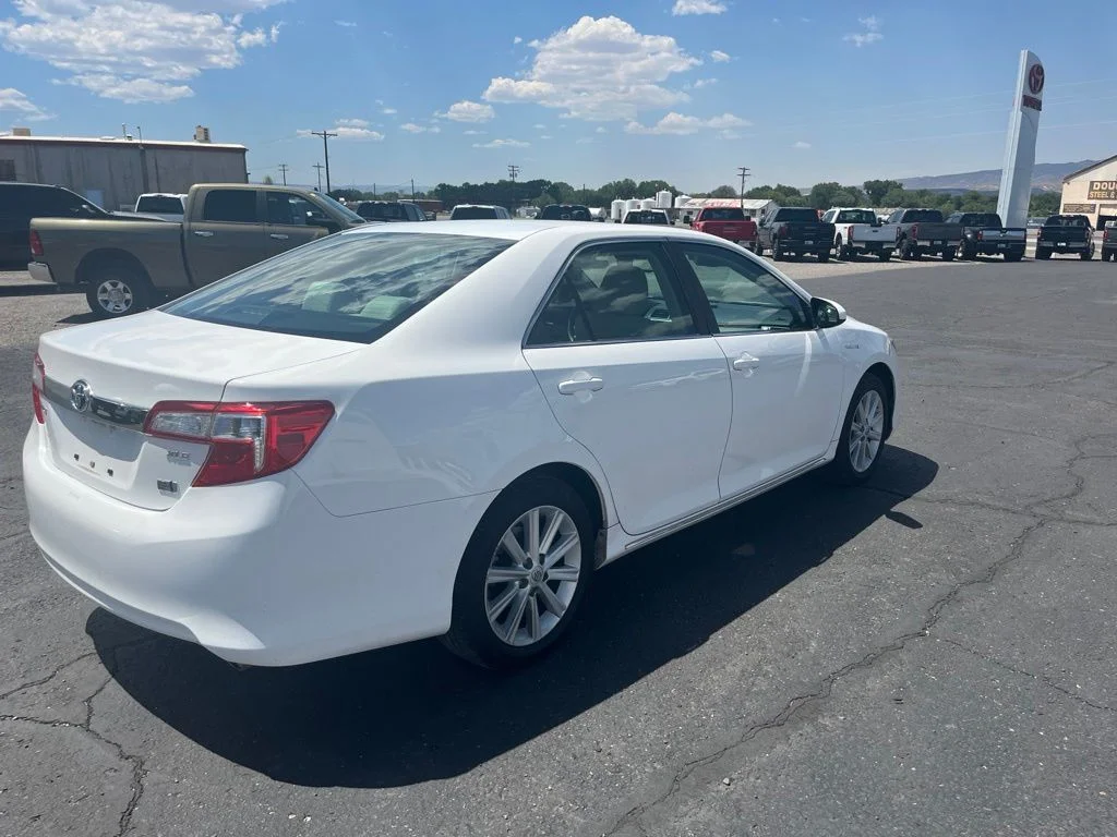 Used 2014 Super White Toyota XLE image 13