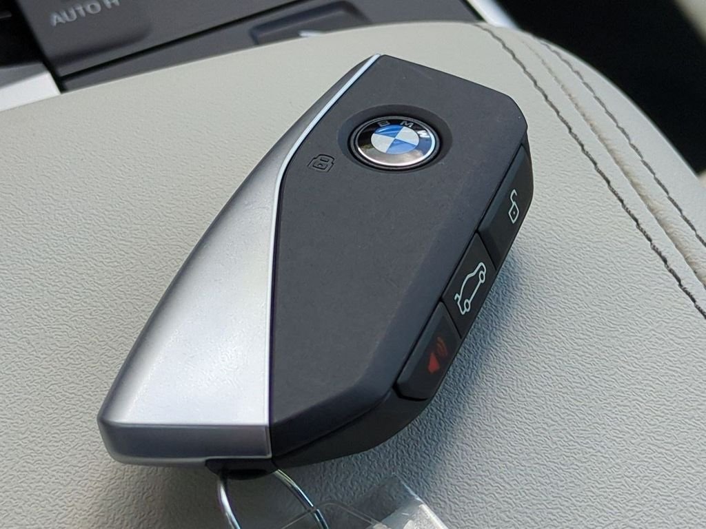 New 2027 Alpine White BMW xDrive28i image 30