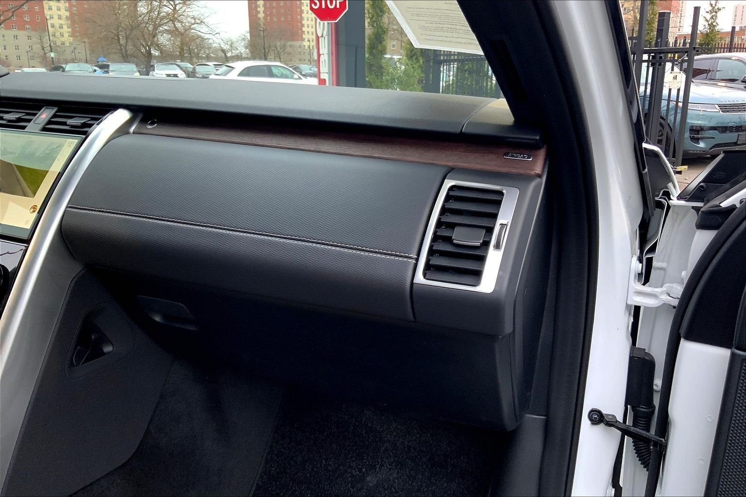 Certified Used 2025 Fuji White Land Rover Dynamic SE image 18