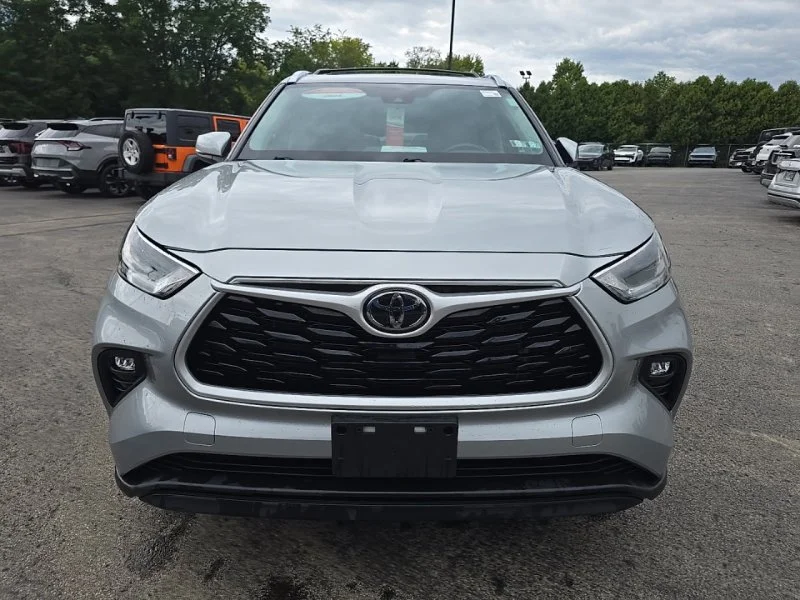 Used 2021 Silver Toyota XLE image 2