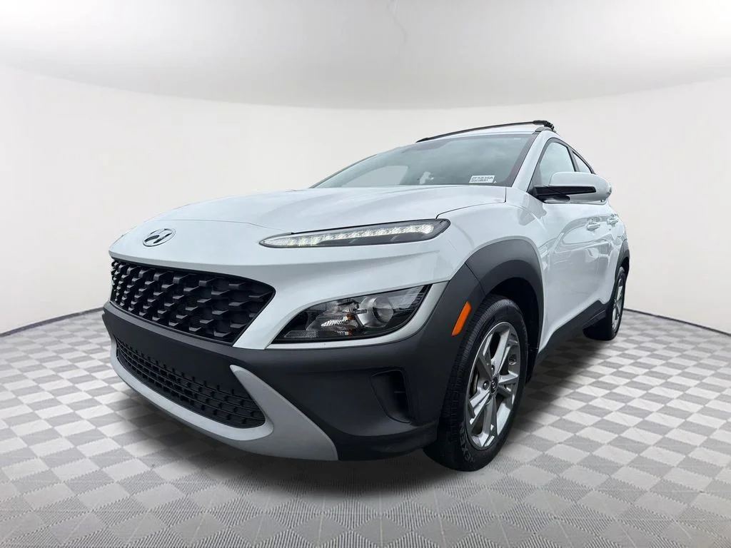 Used 2023 White Hyundai SEL image 1