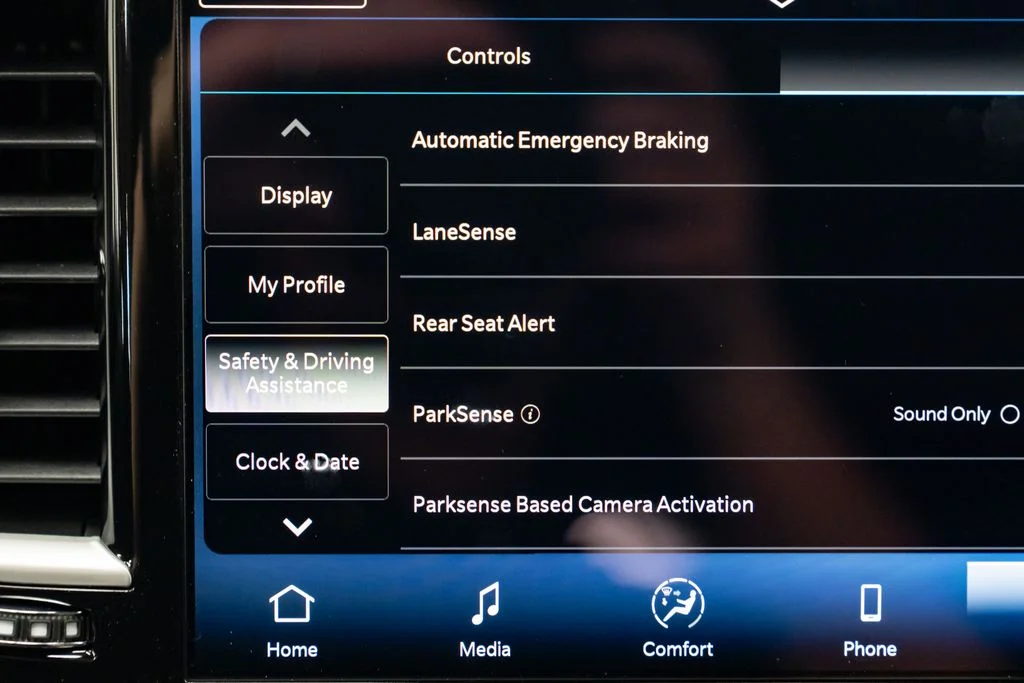 New 2027 Diamond Black Crystal Pearl-Coat Exterior Paint Chrysler Select image 18