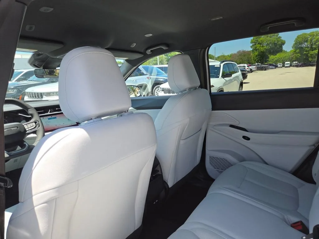 New 2026 Bright White Clear-Coat Exterior Paint Jeep Laredo image 10