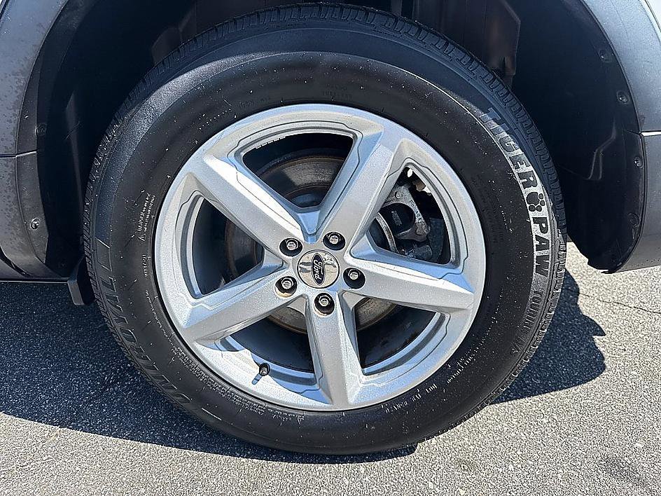Used 2018 White Platinum Clearcoat Metallic Ford XLT image 8