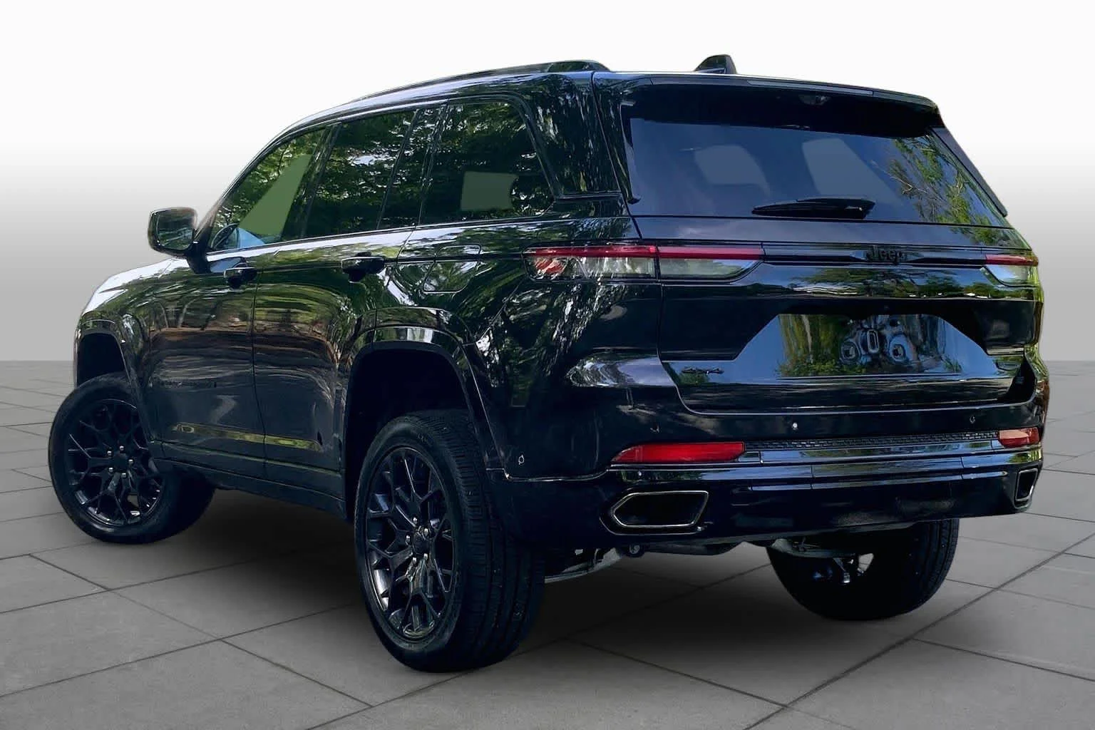 Used 2025 Diamond Black Crystal Pearlcoat Jeep Summit Reserve image 11