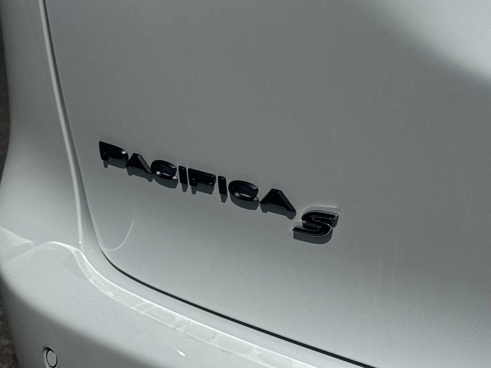 New 2027 Bright White Clear-Coat Exterior Paint Chrysler Limited image 11