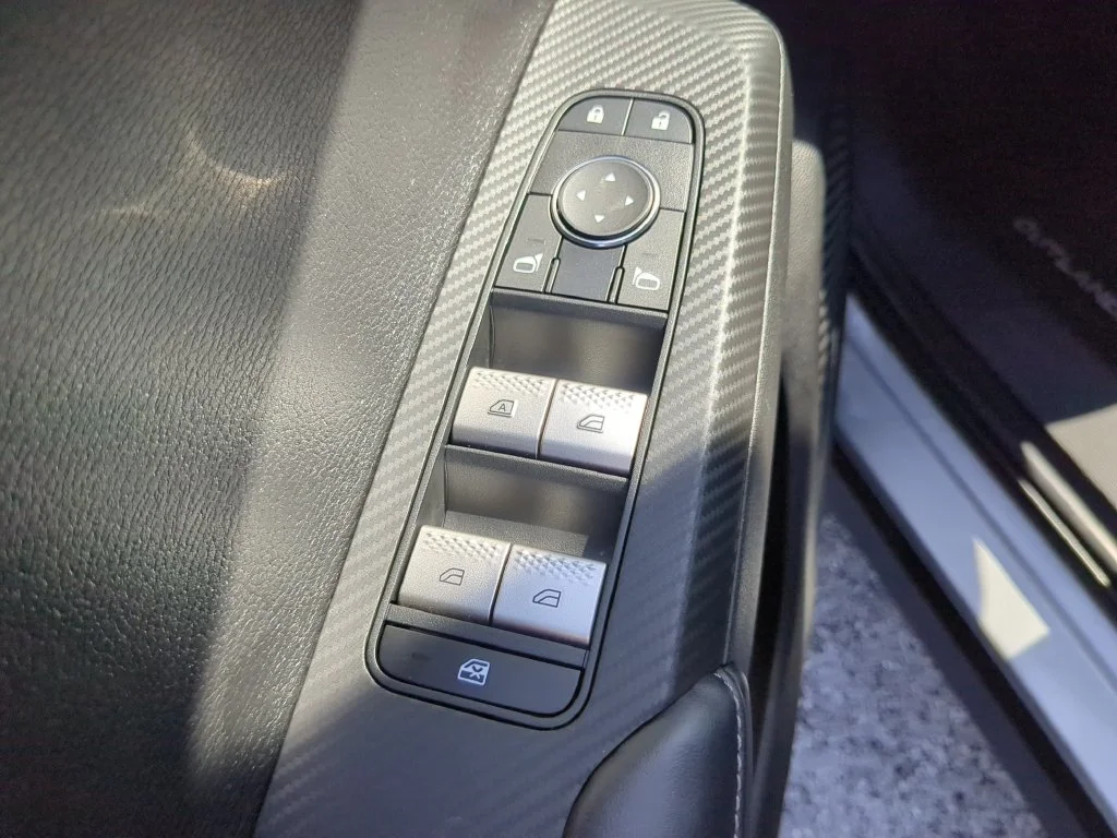 Used 2024 Silver Mitsubishi ES image 17