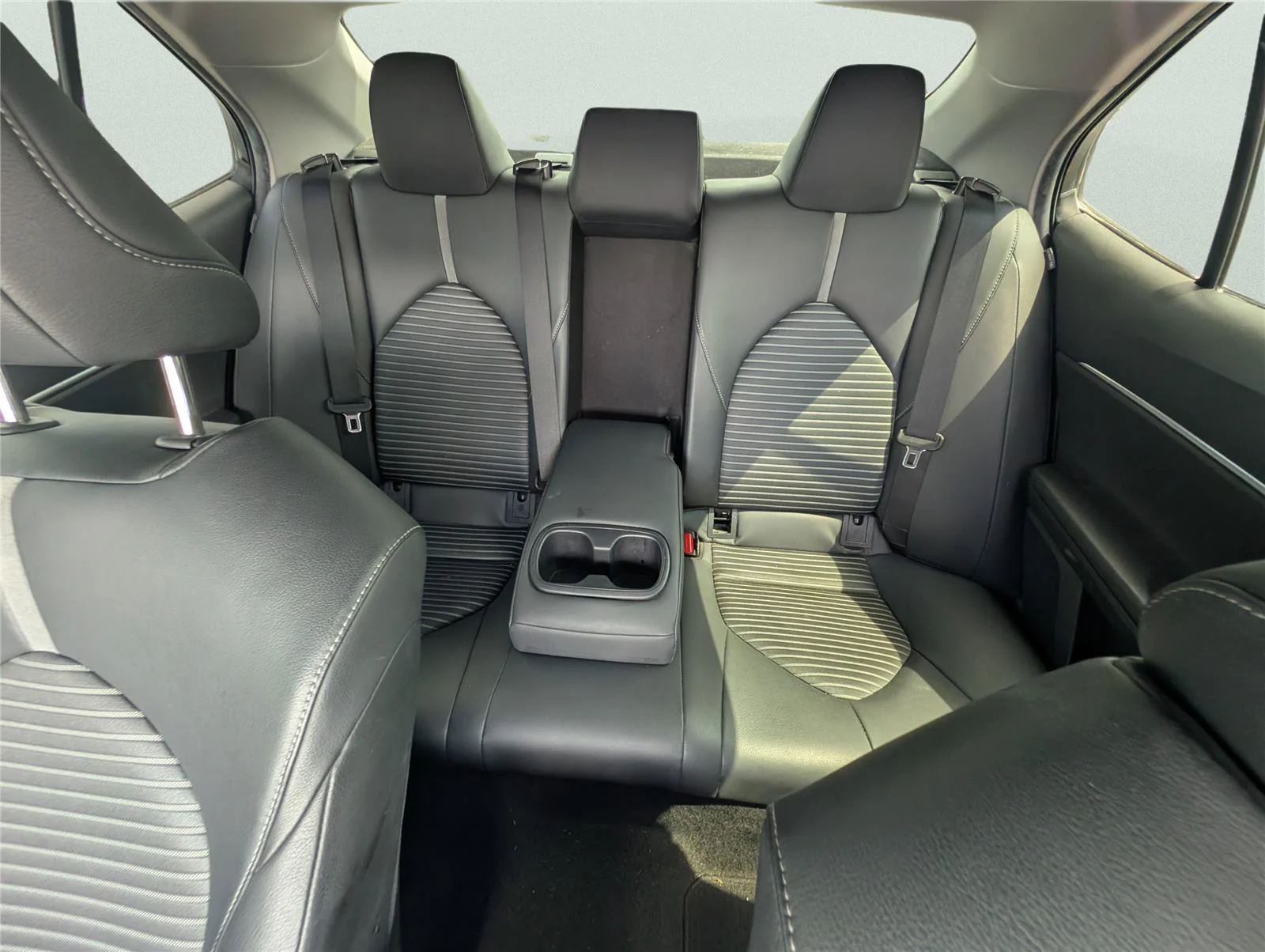 Used 2018 Super White Toyota SE image 32