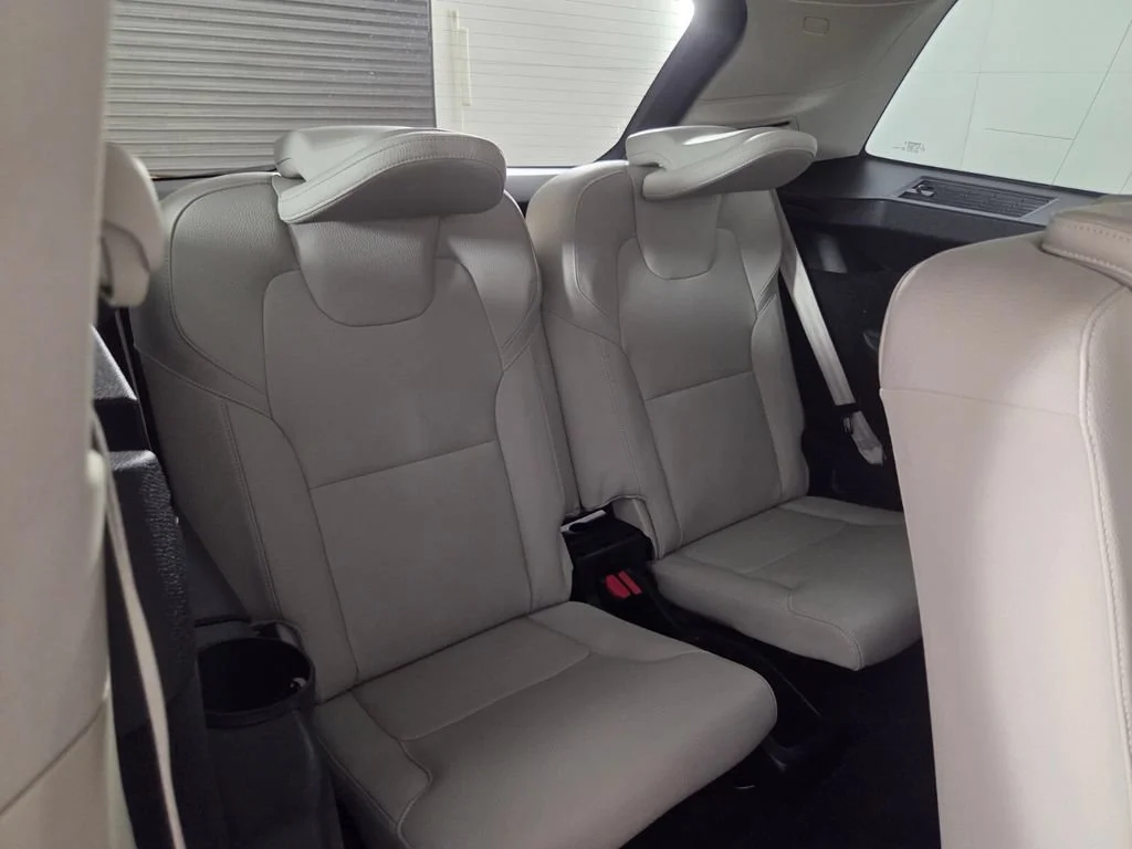 Used 2020 Crystal White Volvo Momentum image 31
