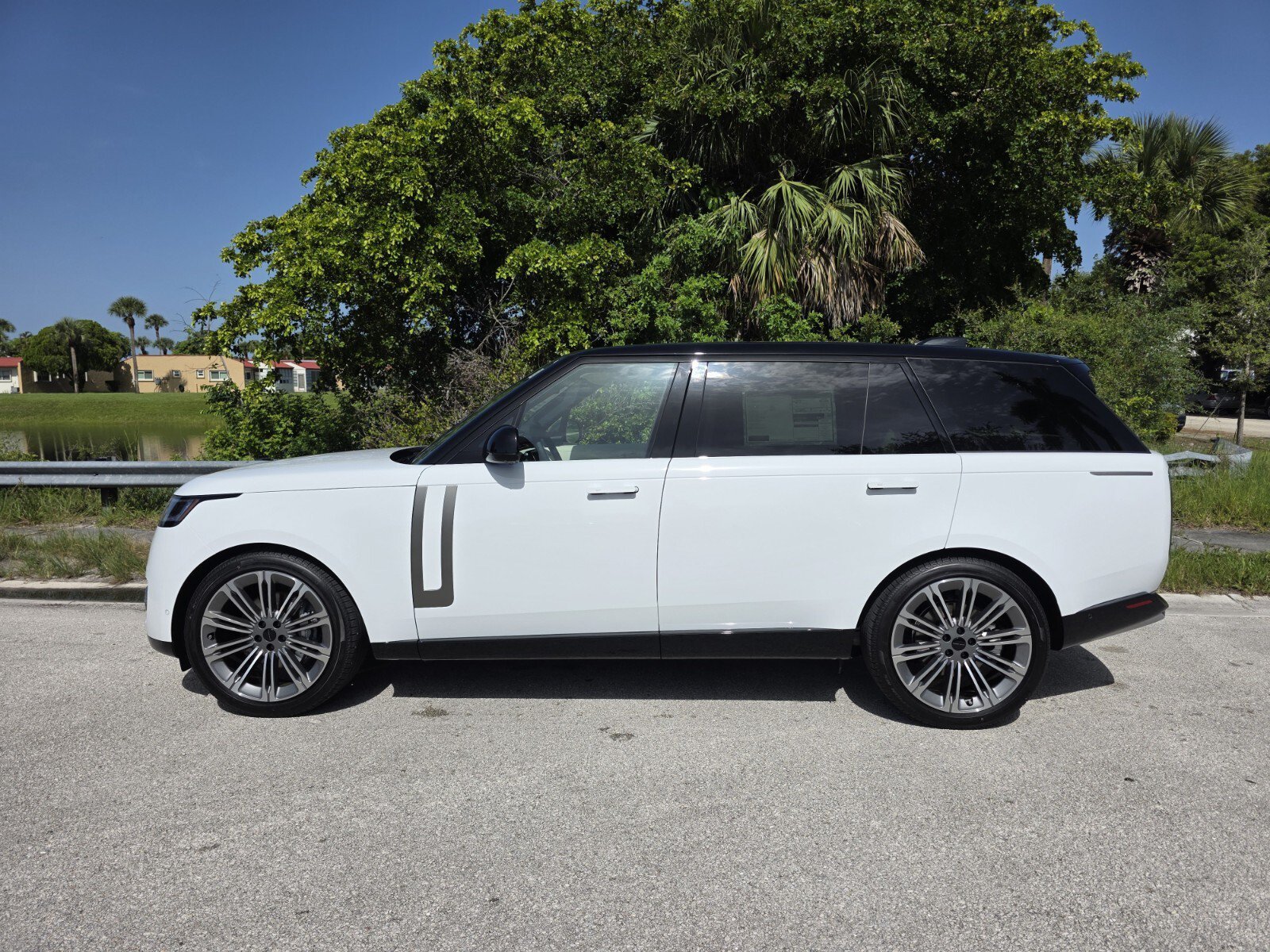 New 2026 Fuji White Land Rover P400 SE LWB 7 Seat image 7