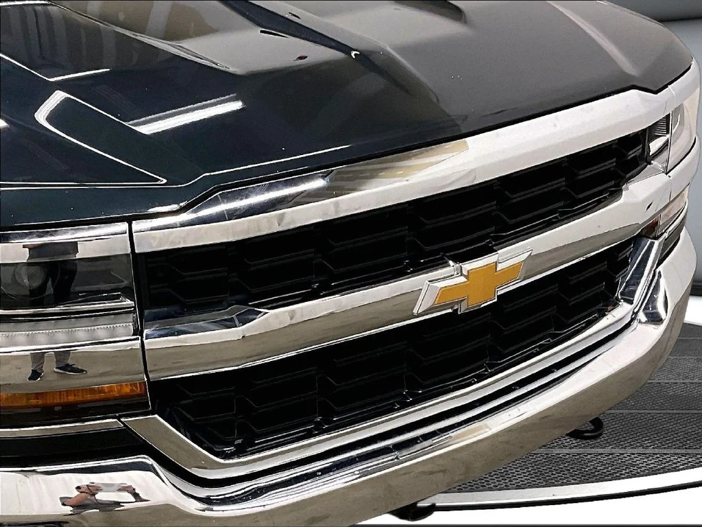 Used 2018 Gray Chevrolet LT image 31