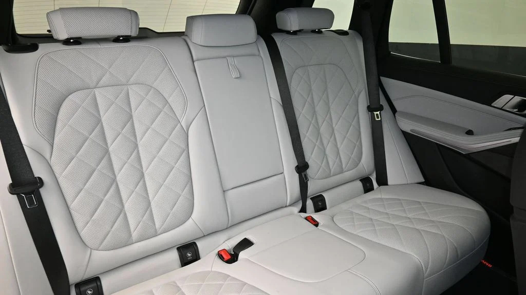 Used 2024 White BMW sDrive40i image 12