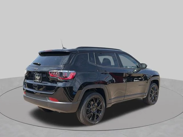 New 2026 Diamond Black Crystal Pearl-Coat Exterior Paint Jeep Latitude image 4