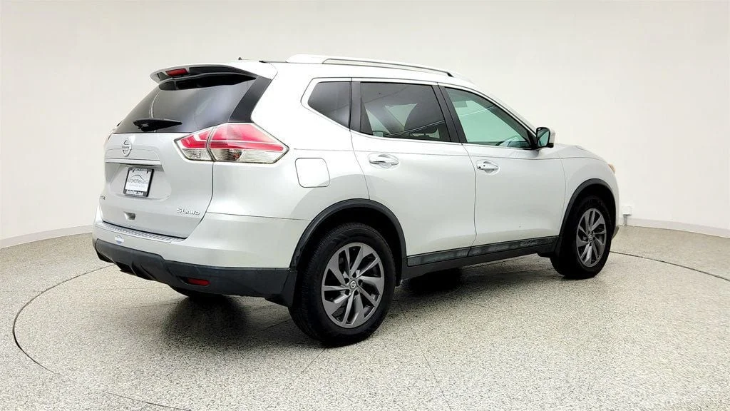 Used 2016 Brilliant Silver Nissan AWD 4dr SL w/ Premium Package & Panoramic Moonroof image 5