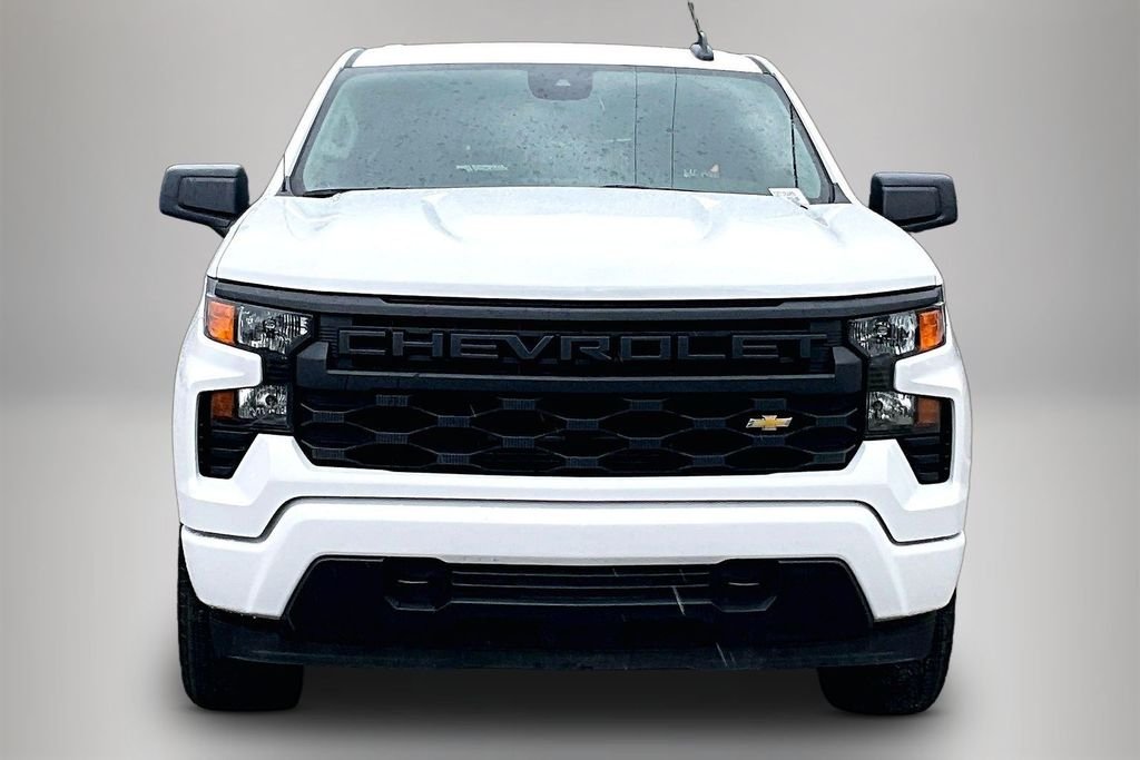 Used 2025 White Chevrolet Custom image 3