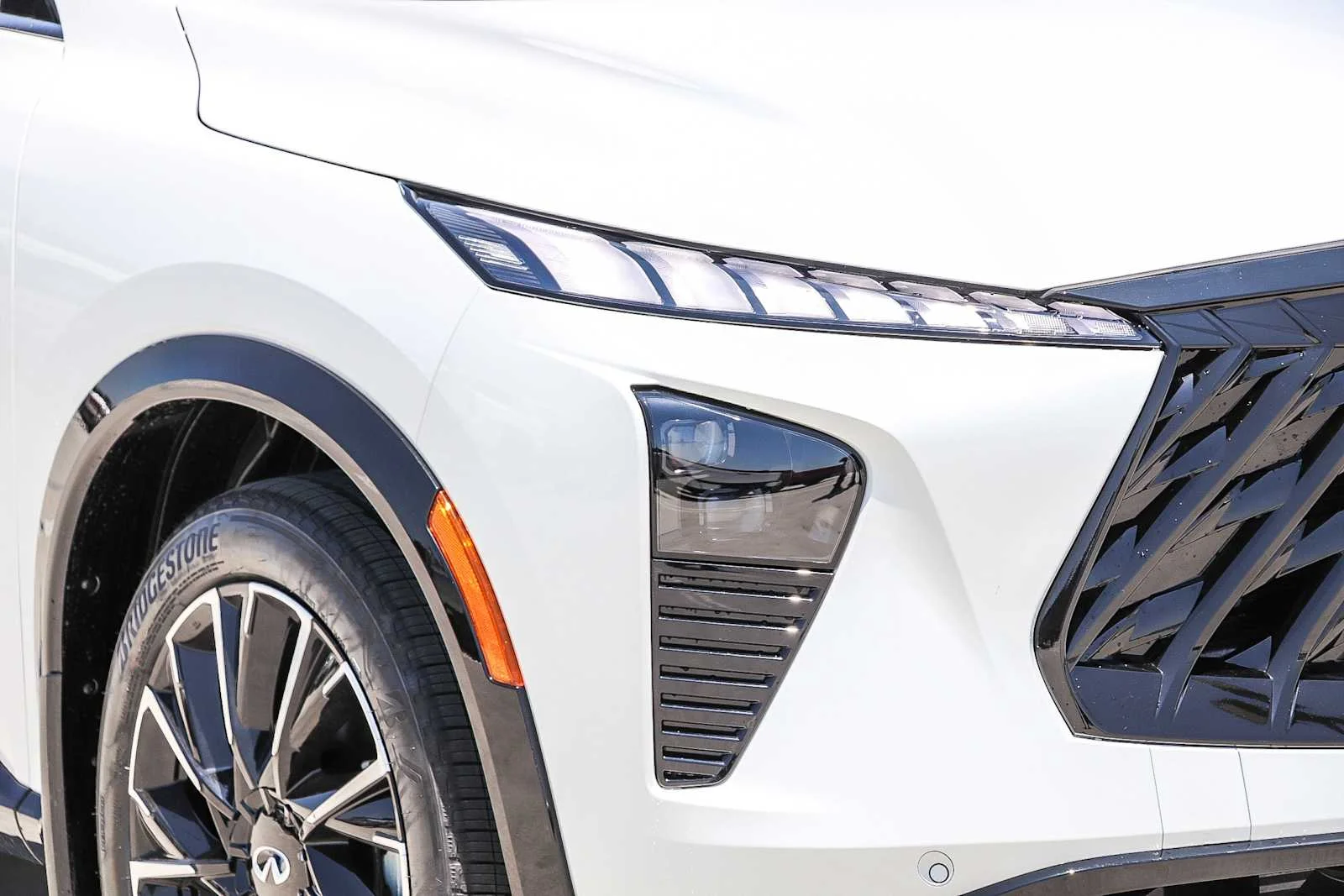 New 2027 2T RAD WHT INFINITI Autograph AWD image 4