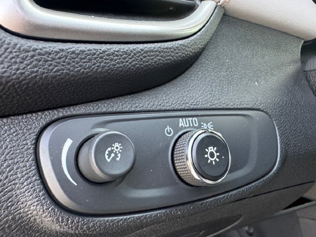 Used 2020 SUMMIT WHITE Chevrolet LT image 6