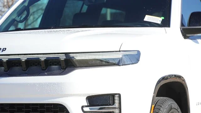 New 2026 Bright White Clear-Coat Exterior Paint Jeep Limited Altitude image 4