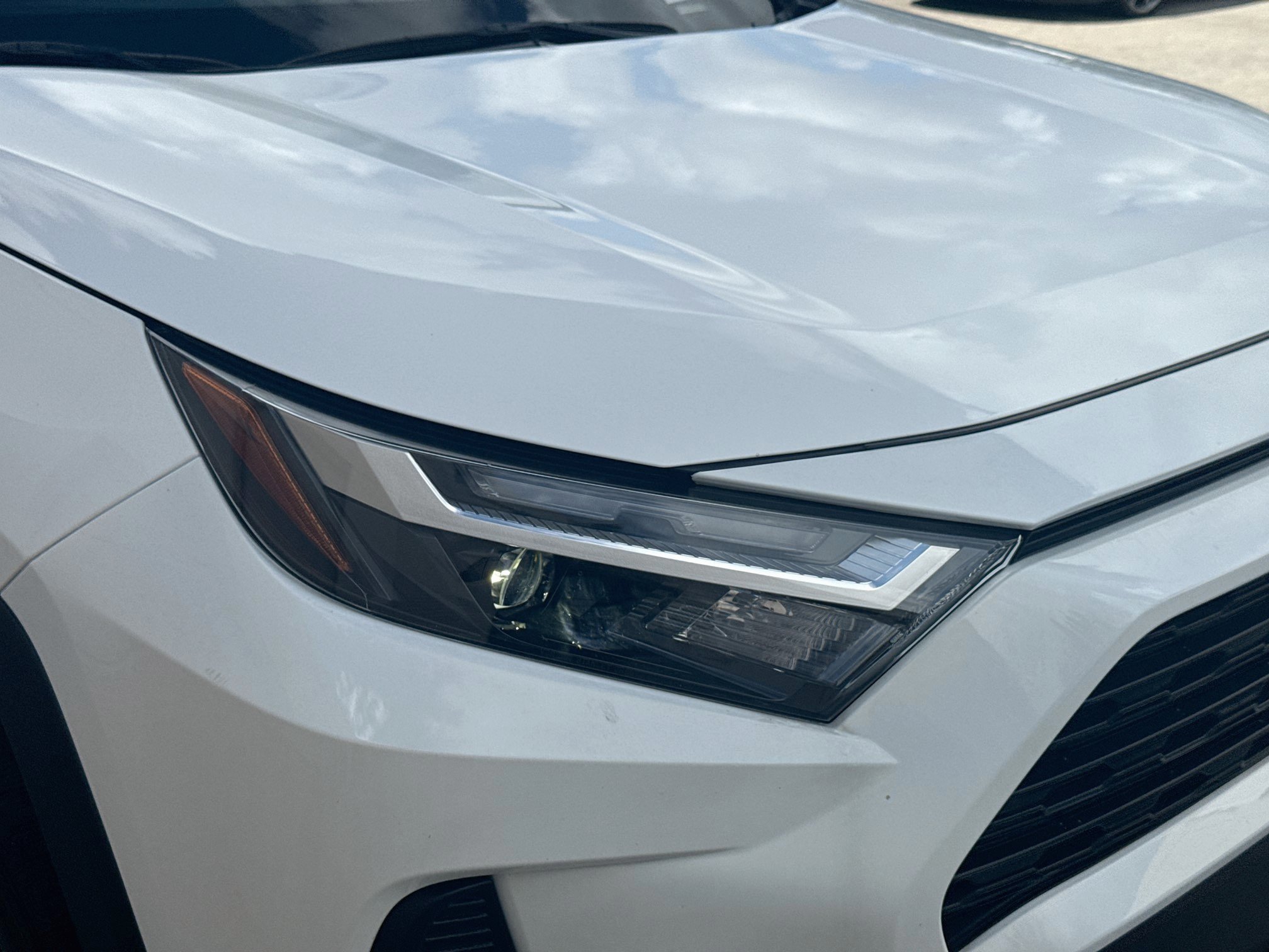 Used 2025 Ice Toyota LE image 32