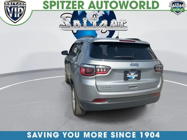Used 2018 Silver Jeep Latitude image 7