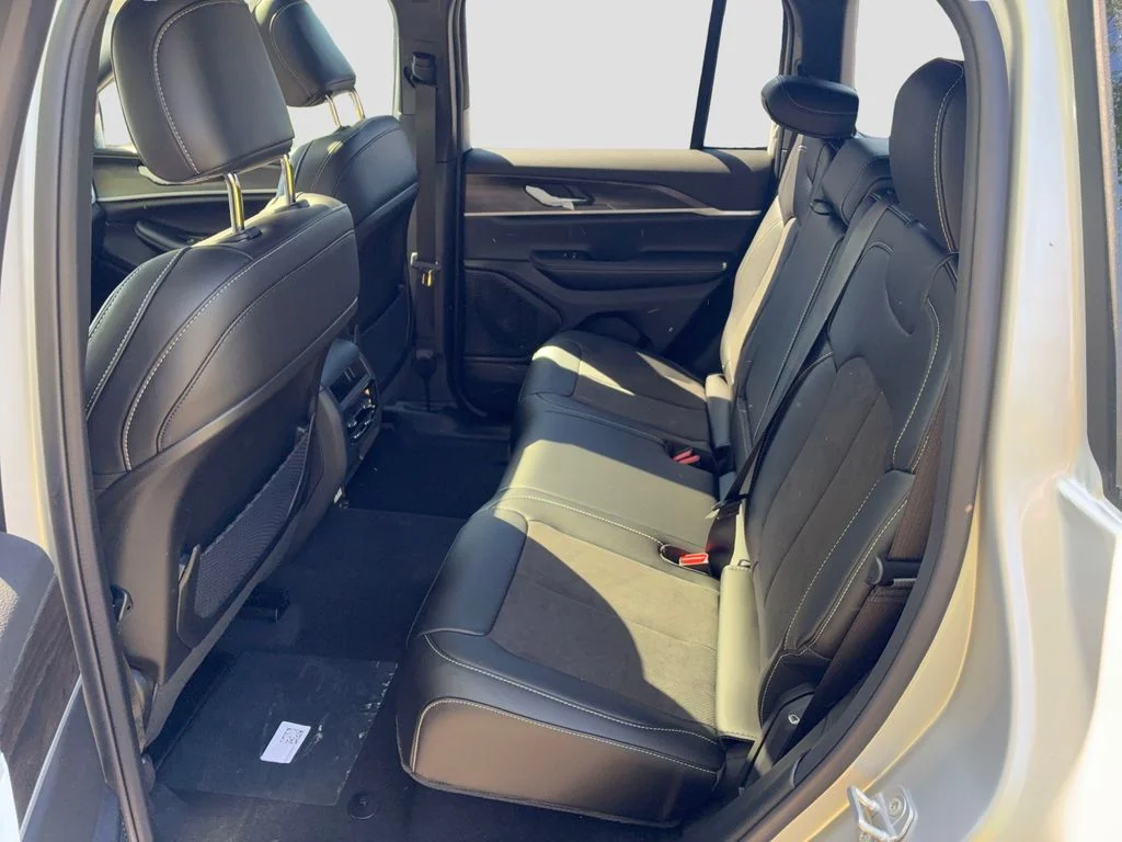 New 2026 Silver Zynith Exterior Paint Jeep Altitude image 18