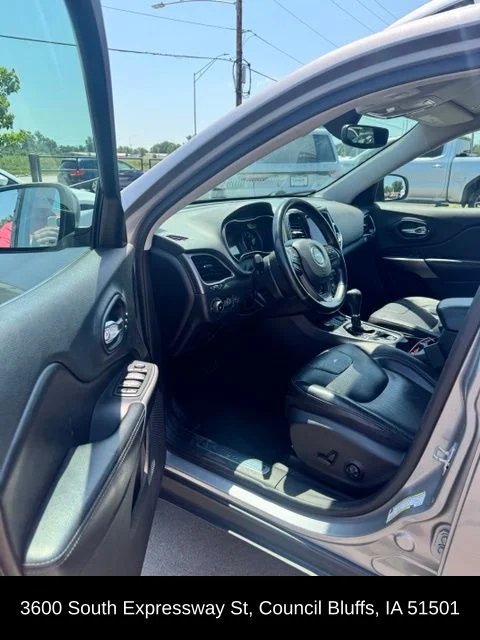 Used 2019 Silver Jeep Limited image 12