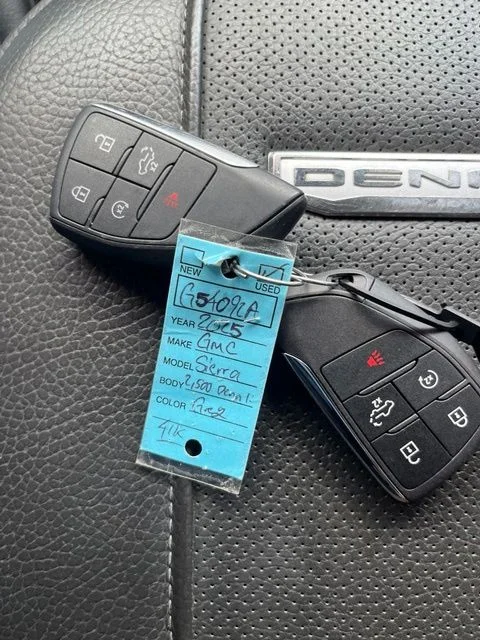 Used 2025 Silver GMC Denali image 29