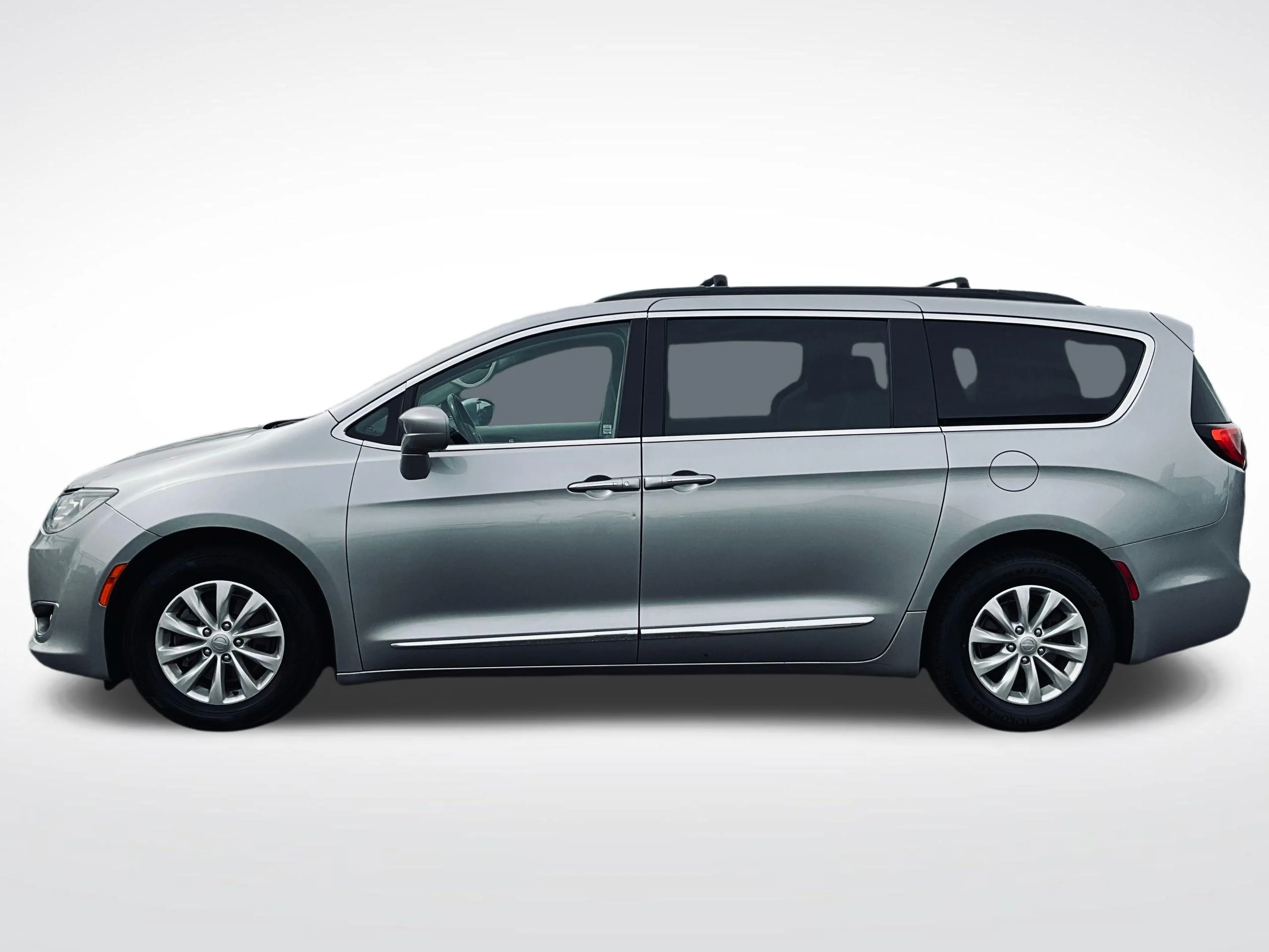 Used 2017 Silver Chrysler Touring L image 2