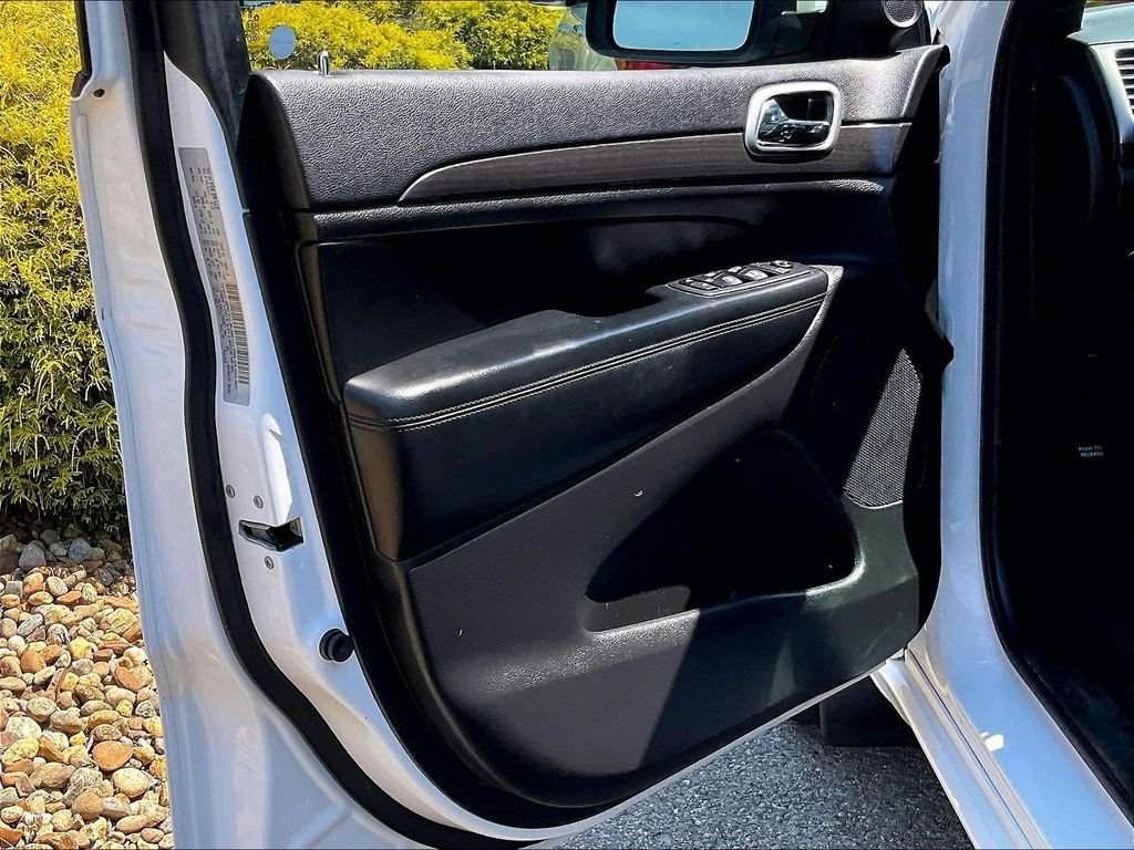 Used 2018 White Jeep Altitude image 9
