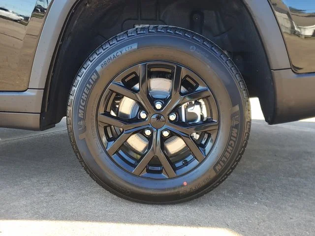New 2025 Diamond Black Crystal Pearl-Coat Exterior Paint Jeep Altitude X image 7