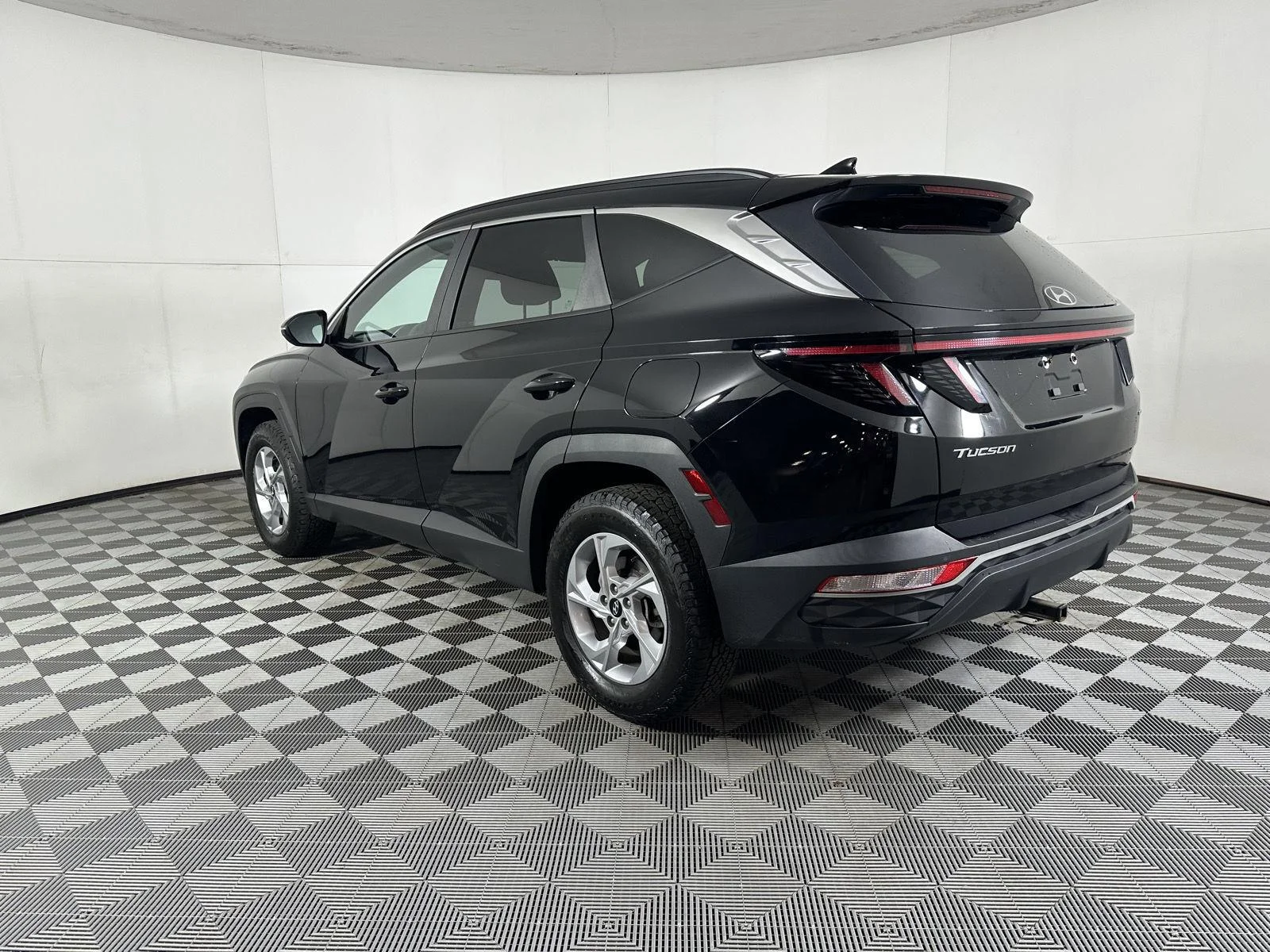 Used 2023 Phantom Black Hyundai SEL image 4